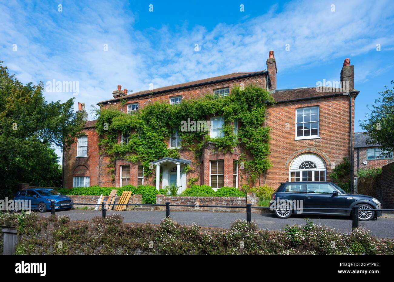 'Sun House', una grande residenza georgiana classificata di grado II dal 1780 circa, con parcheggio in strada in Maltravers Street, Arundel, West Sussex, Inghilterra, Regno Unito. Foto Stock