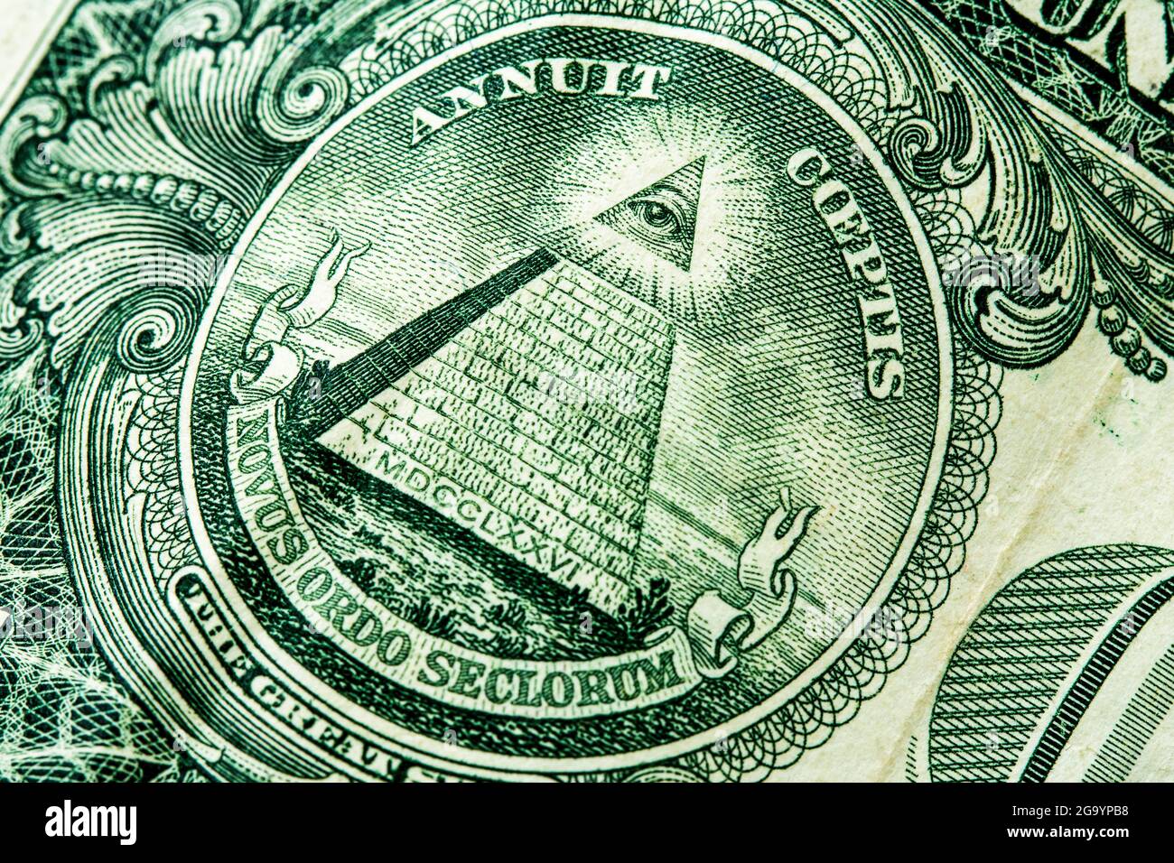 Reverse of US one dollar Bill closeup macro, 1 banconota da usd, grande sigillo, piramide e occhio di Dio tutto-vedere, soldi degli stati uniti Foto Stock