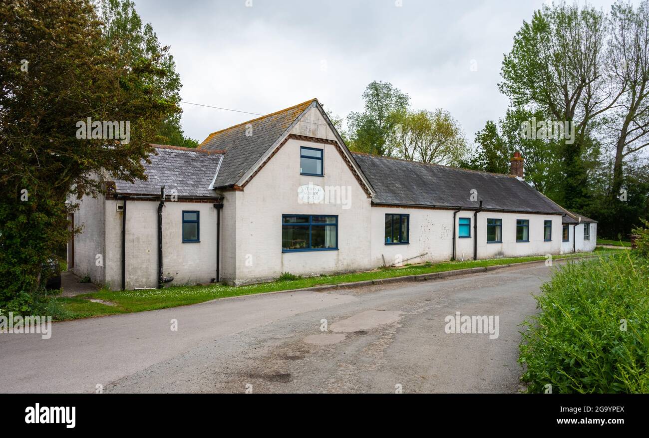 La Old School o National School, aperta nel 1834 ma ora chiusa a Bosham Quay, Bosham, West Sussex, Inghilterra, Regno Unito. Foto Stock