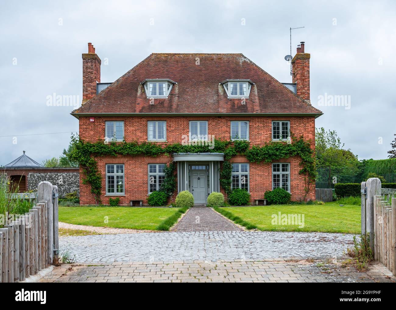The Red House, una grande casa in mattoni rossi a Shore Road a Bosham, West Sussex, Inghilterra, Regno Unito. Foto Stock