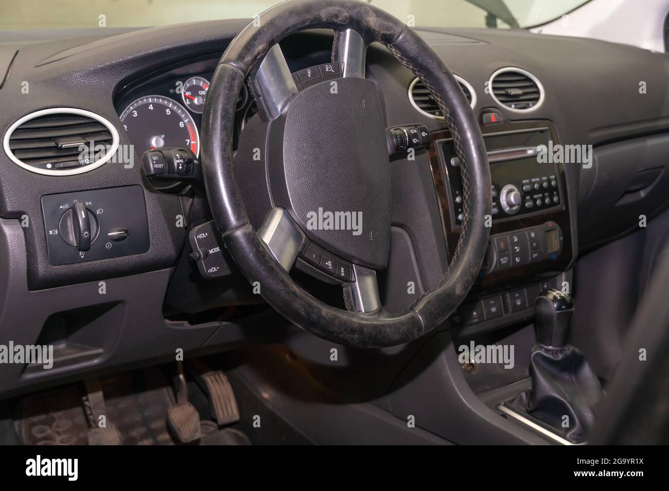 Volante della vettura nella polvere all'interno della vettura, sostituzione del volante della vettura Foto Stock