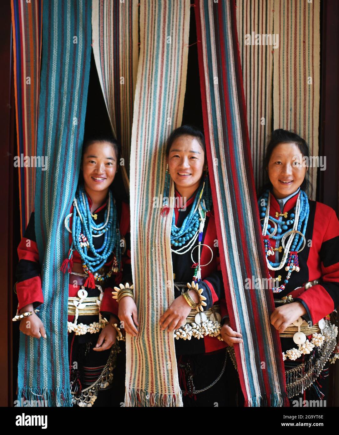 (210728) -- NYINGCHI, 28 luglio 2021 (Xinhua) -- Donne del gruppo etnico di Lhoba posa per una foto nella contea di Milin a Nyingchi, regione Autonoma del Tibet della Cina sudoccidentale, 4 settembre 2017. Nyingchi si trova nella parte inferiore del fiume Yarlung Zangbo. Con un'altitudine media di 3,100 metri, Nyingchi ha una delle foreste vergini più ben protette della Cina, con un tasso di copertura forestale del 53.6%. Negli ultimi cinque anni, Nyingchi ha ricevuto 32 milioni di turisti e ha fatto un fatturato turistico di oltre 24 miliardi di yuan (circa 3.69 miliardi di dollari USA). (Xinhua/Purbu Zhaxi) Foto Stock