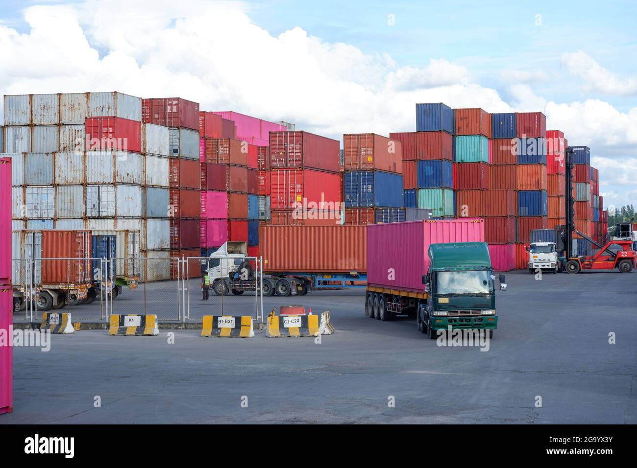 Container truck nel deposito merci contro lo sfondo blu del trasporto aereo Foto Stock