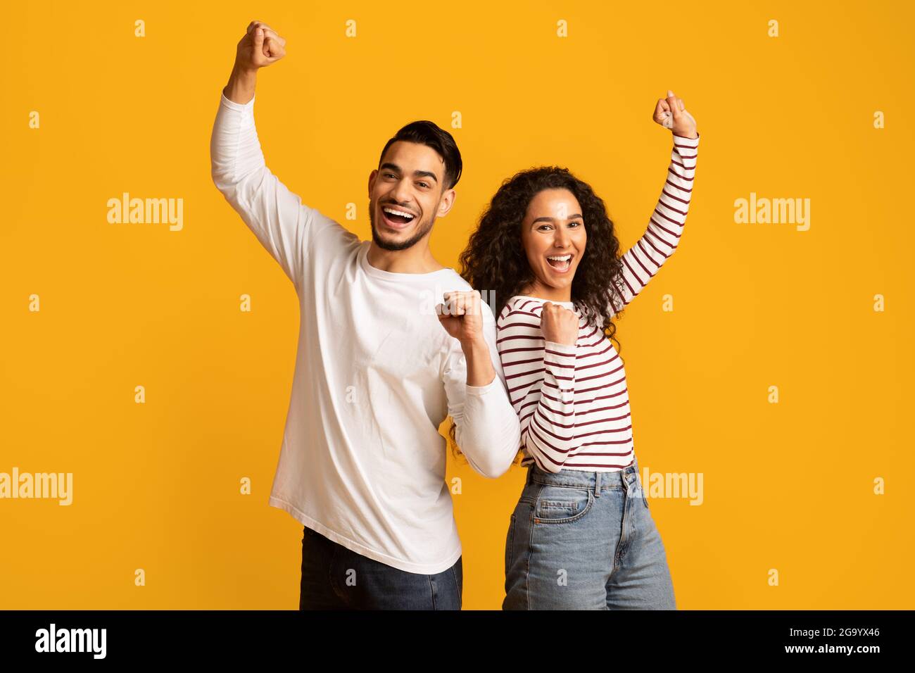 Grande fortuna. La coppia araba si è molto gioita alzando i Fists ed esclamando con entusiasmo Foto Stock