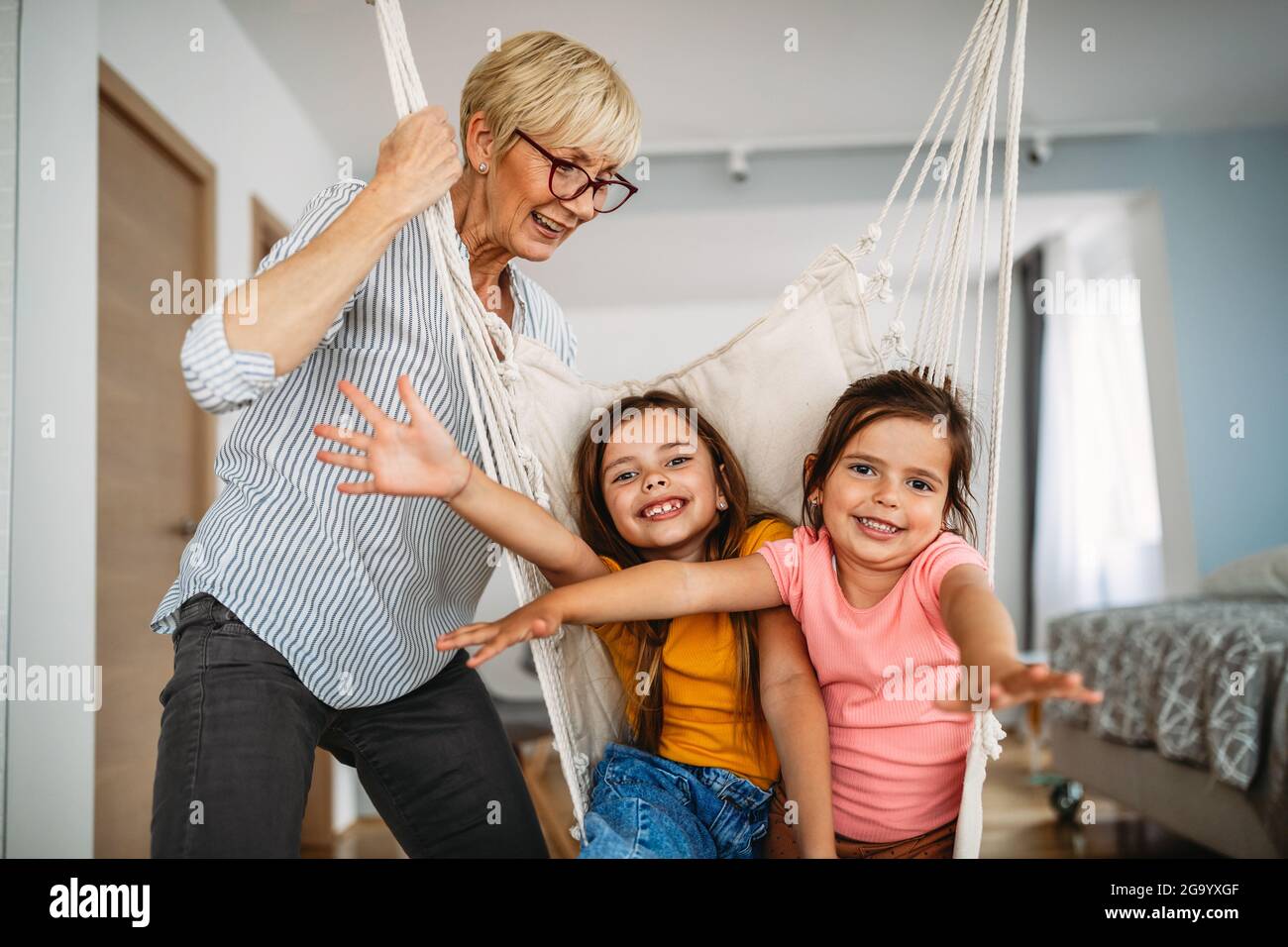 Buon nonno che gioca, divertendosi con i nipoti Foto Stock