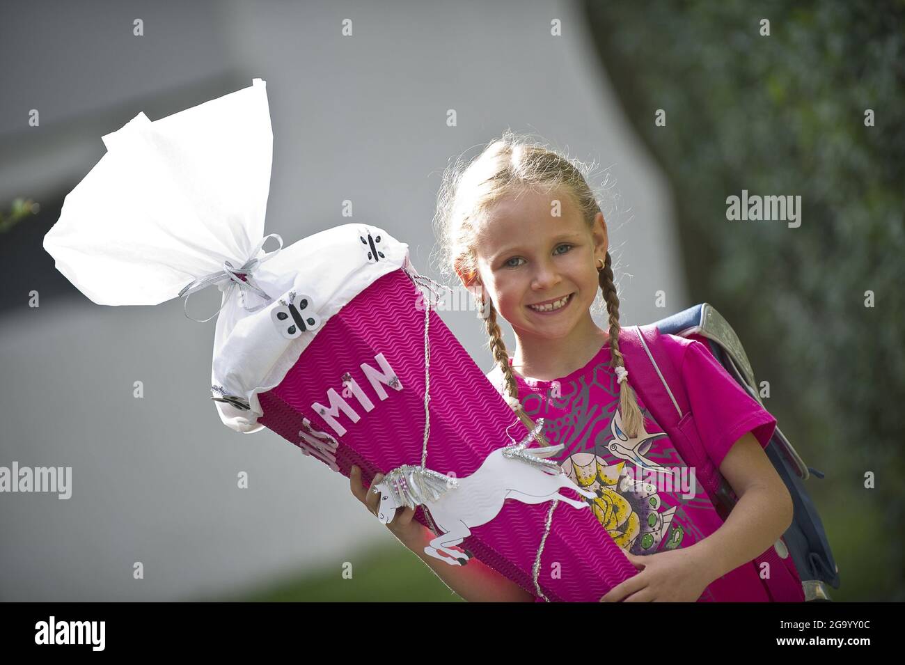 Scuola femminile principiante con cono scolastico quando inizia la scuola, Germania Foto Stock