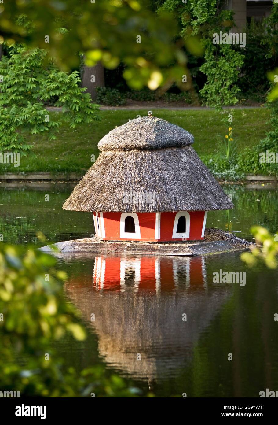 Casa d'uccello con tetto di paglia al Bremer Wallanlagen, primo parco pubblico, Germania, Brema Foto Stock
