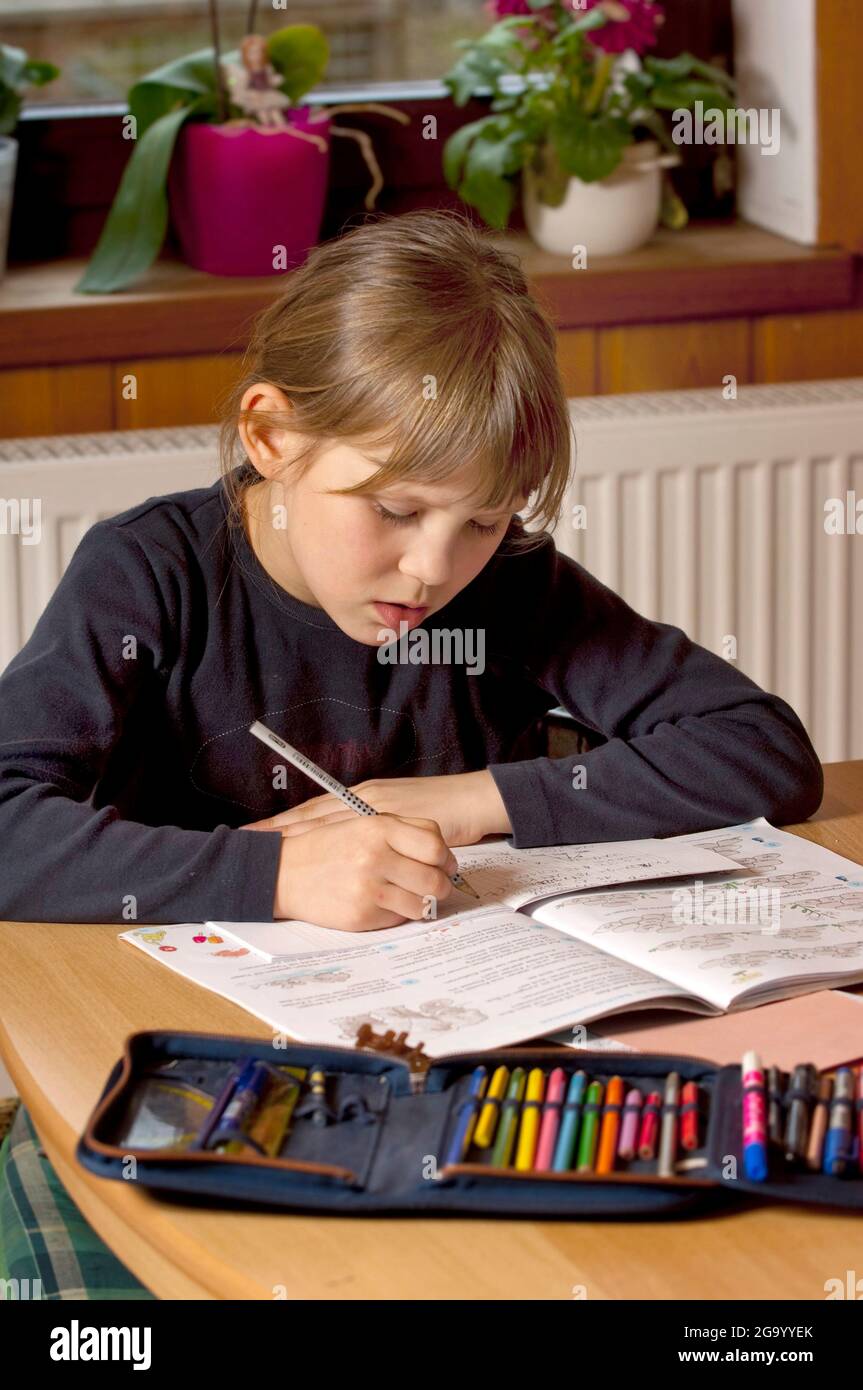 Ragazza che fa lavoro , Germania Foto Stock