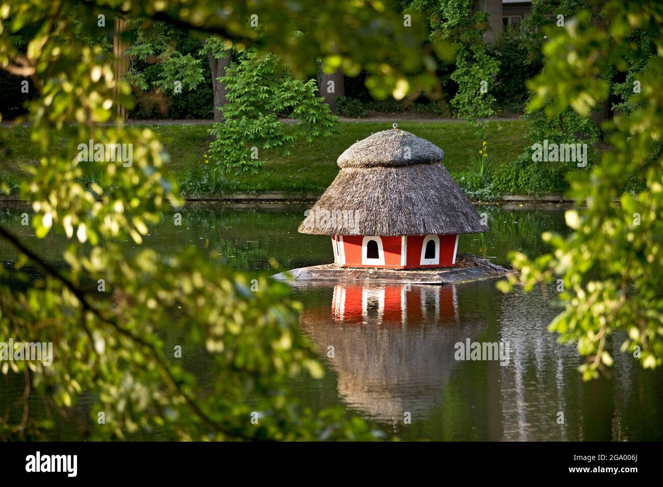 Casa d'uccello con tetto di paglia al Bremer Wallanlagen, primo parco pubblico, Germania, Brema Foto Stock
