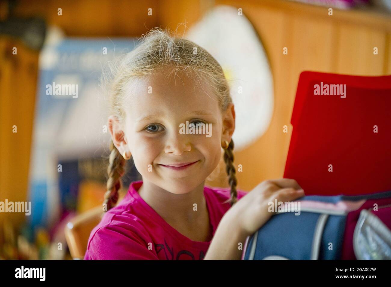 Orgogliosa scuola femminile principiante con satchel , Germania Foto Stock