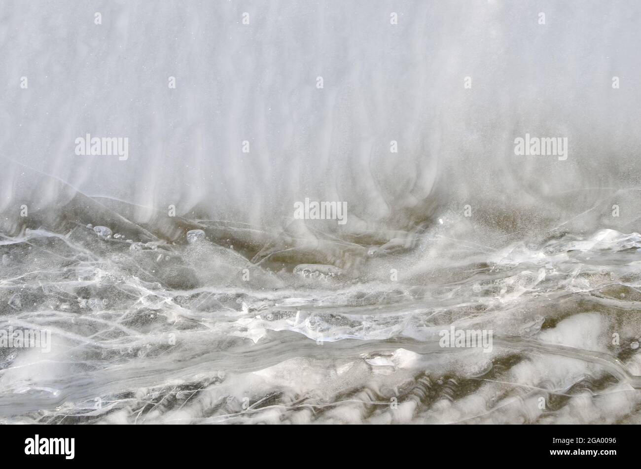 Struttura di neve e ghiaccio su lago ghiacciato. Concetto di paesaggio invernale. Vista sulla superficie del fiume ghiacciato in inverno Foto Stock