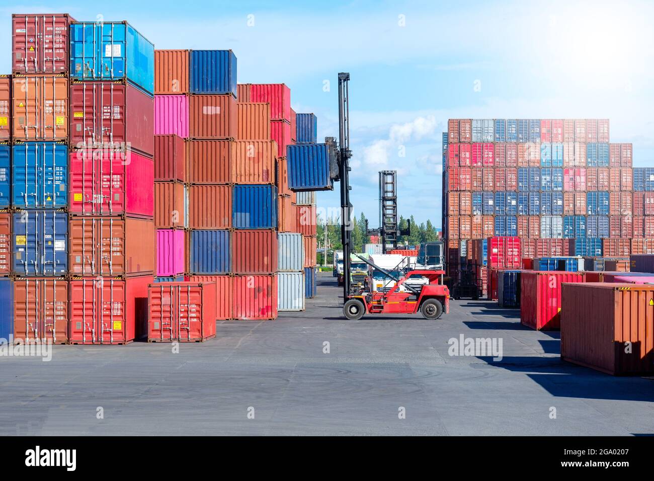 Industria dei carrelli elevatori per il trasporto di container al porto con autocarro. Foto Stock