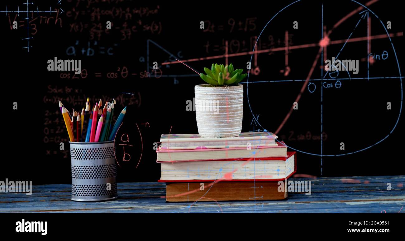 Equazioni matematiche che galleggiano contro pentola di pianta su pila di libri e stativo a matita Foto Stock