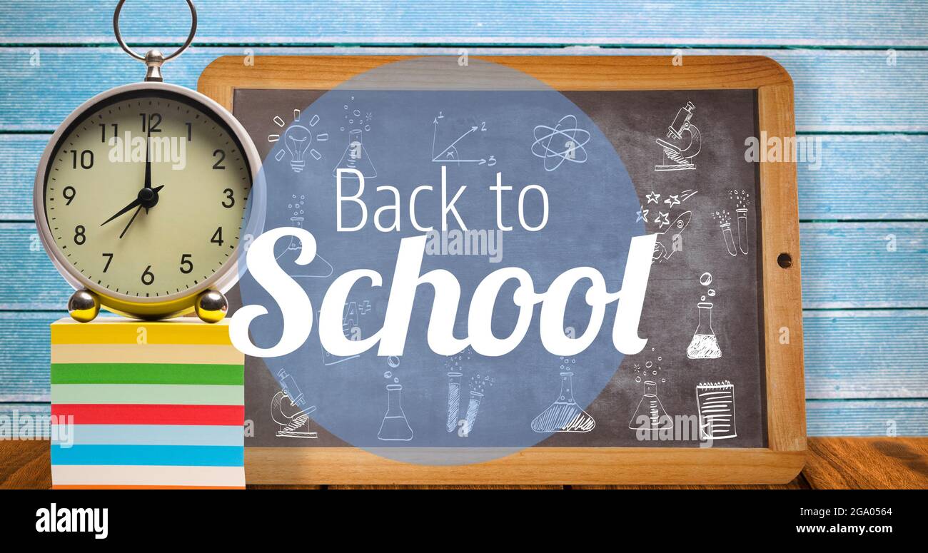 Immagine del testo di ritorno bianco a scuola su cerchio blu che si sposta sulla lavagna e sull'orologio Foto Stock