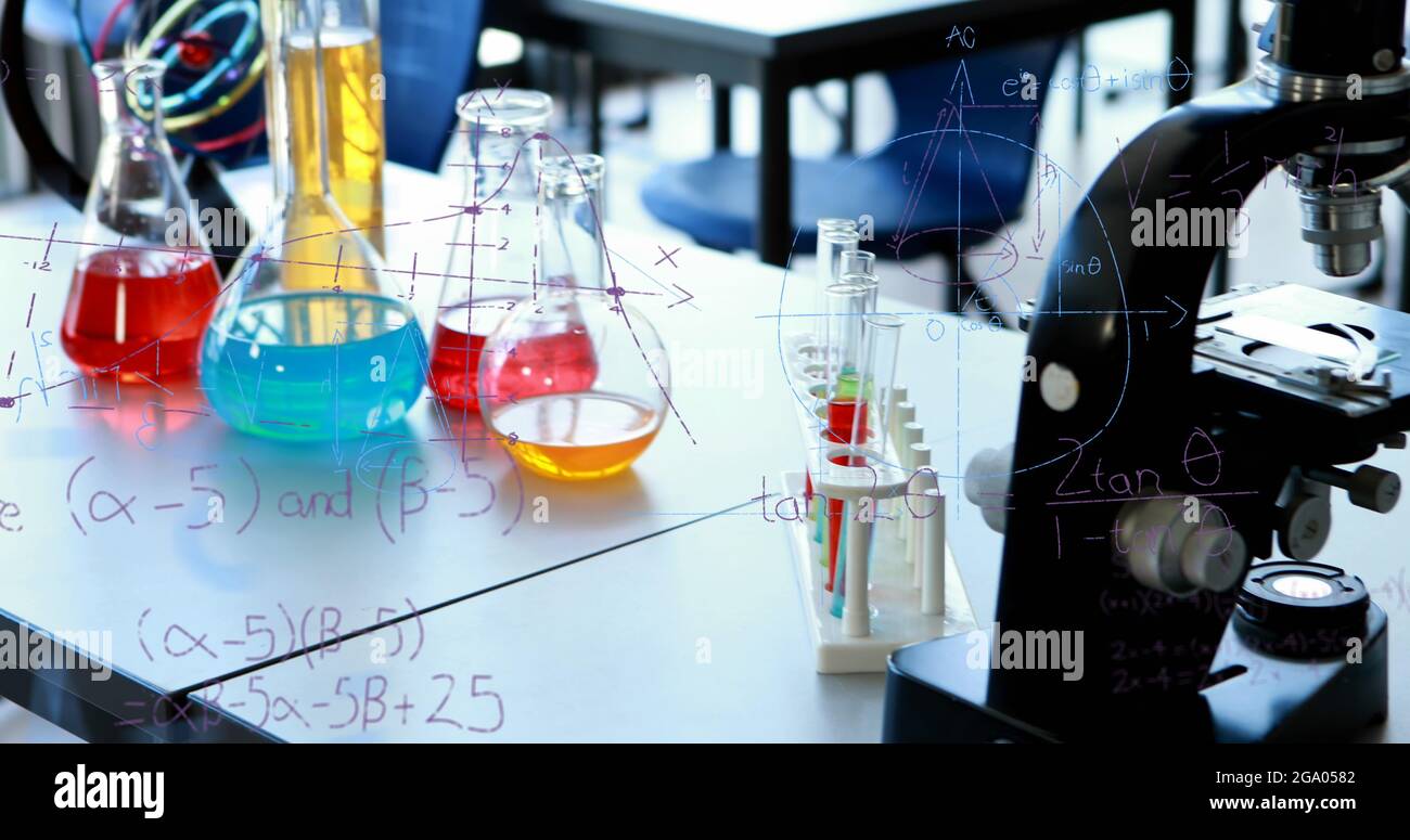 Equazioni matematiche che oscillano contro le apparecchiature di laboratorio Foto Stock