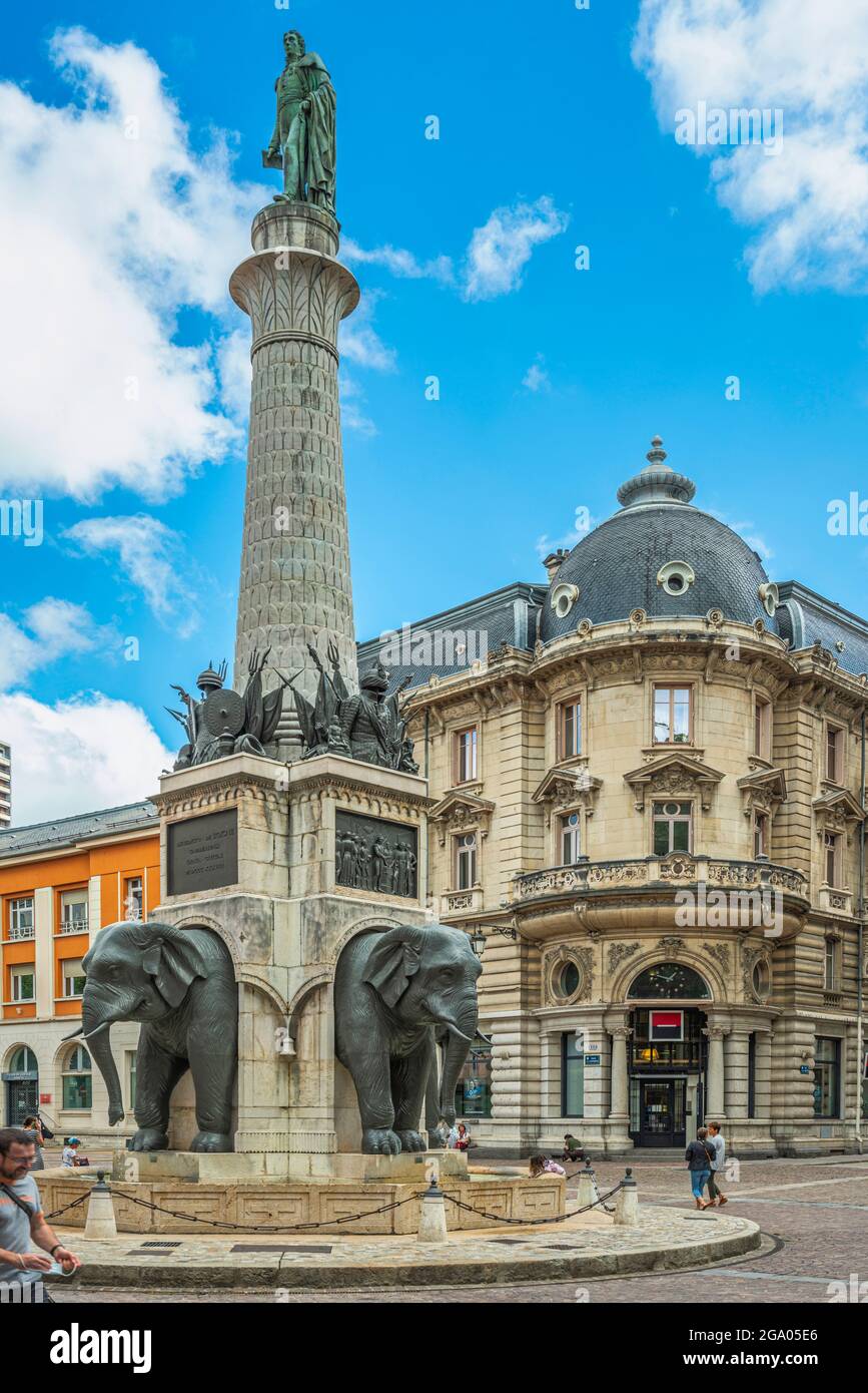 Fontana degli Elefanti, fontana commemorativa del 1838, nella piazza degli Elefanti a Chambery. Chambery, regione Auvergne-Rhône-Alpes, Francia Foto Stock