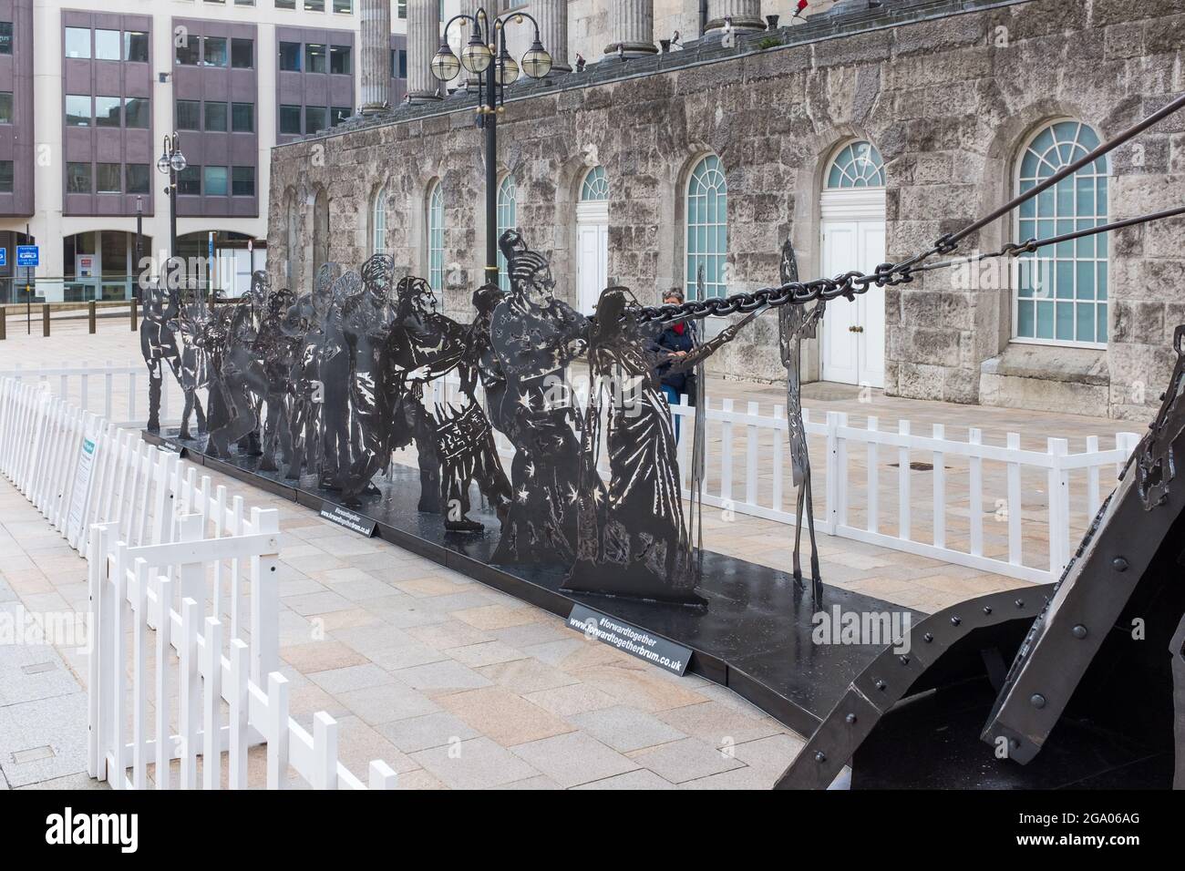 'Avanti insieme' un monumento di diversità creato dall'artista locale Luke Perry è in mostra accanto al Municipio di Birmingham in Victoria Square, Birmingham Foto Stock