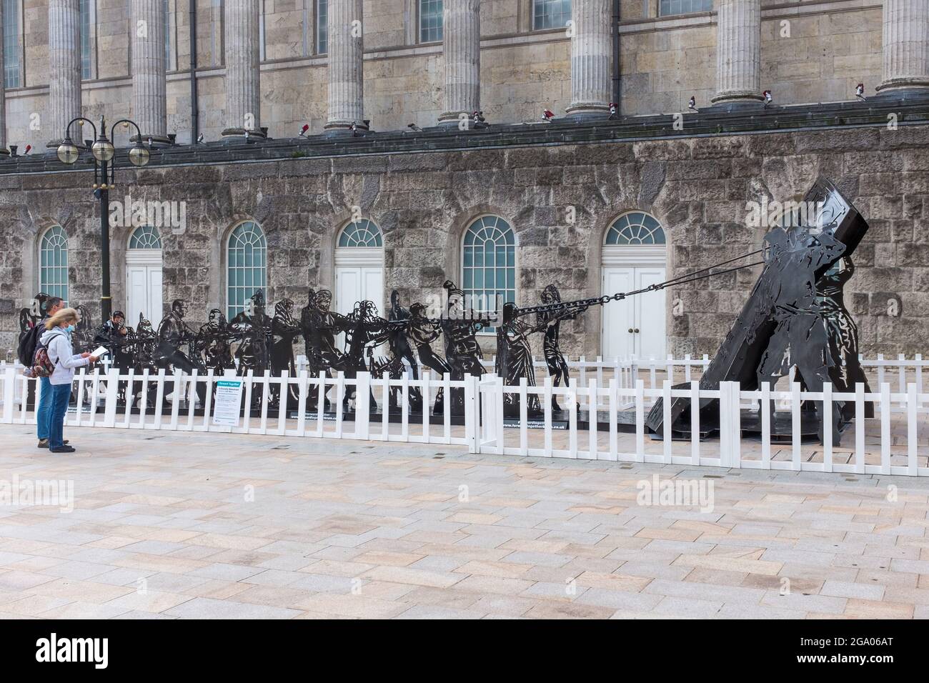 'Avanti insieme' un monumento di diversità creato dall'artista locale Luke Perry è in mostra accanto al Municipio di Birmingham in Victoria Square, Birmingham Foto Stock