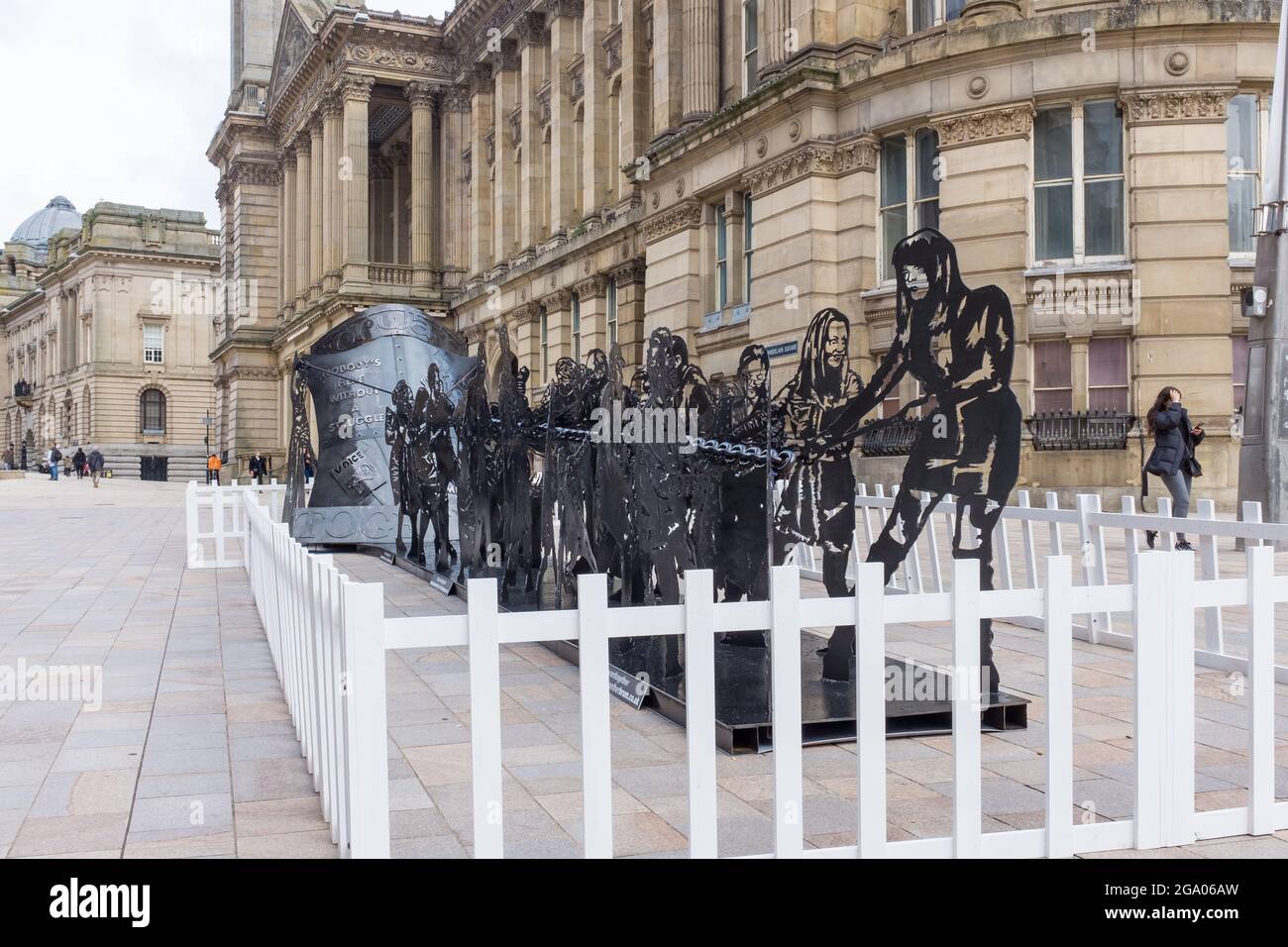 'Avanti insieme' un monumento di diversità creato dall'artista locale Luke Perry è in mostra accanto al Municipio di Birmingham in Victoria Square, Birmingham Foto Stock