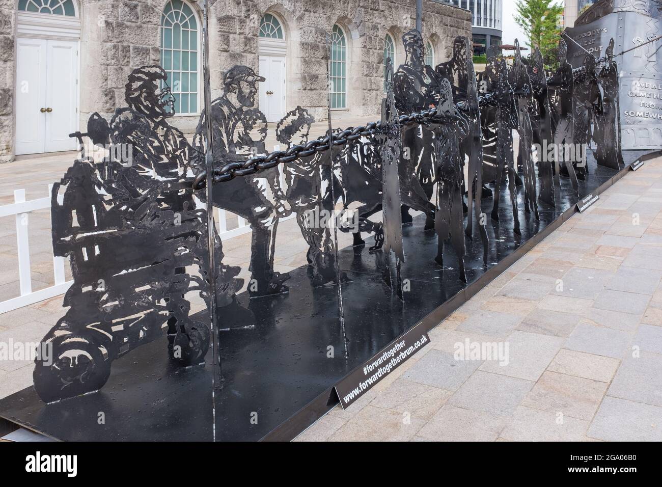 'Avanti insieme' un monumento di diversità creato dall'artista locale Luke Perry è in mostra accanto al Municipio di Birmingham in Victoria Square, Birmingham Foto Stock