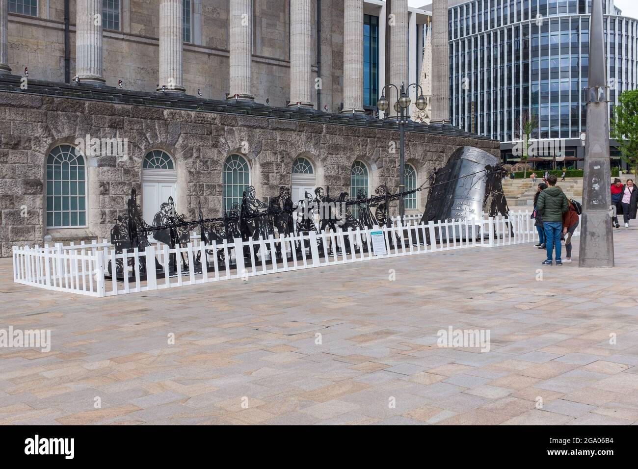 'Avanti insieme' un monumento di diversità creato dall'artista locale Luke Perry è in mostra accanto al Municipio di Birmingham in Victoria Square, Birmingham Foto Stock