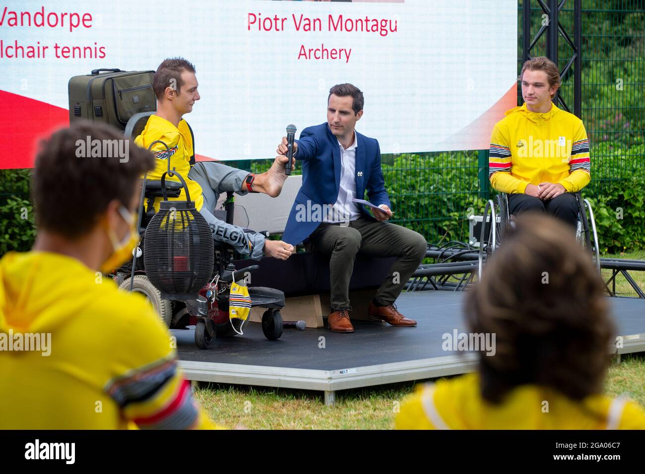 Piotr Van Montagu e il tennista della sedia a rotelle Paralimpica Jef Vandorpe hanno raffigurato durante una presentazione stampa del Paralimpic Team Belgium, davanti a t Foto Stock