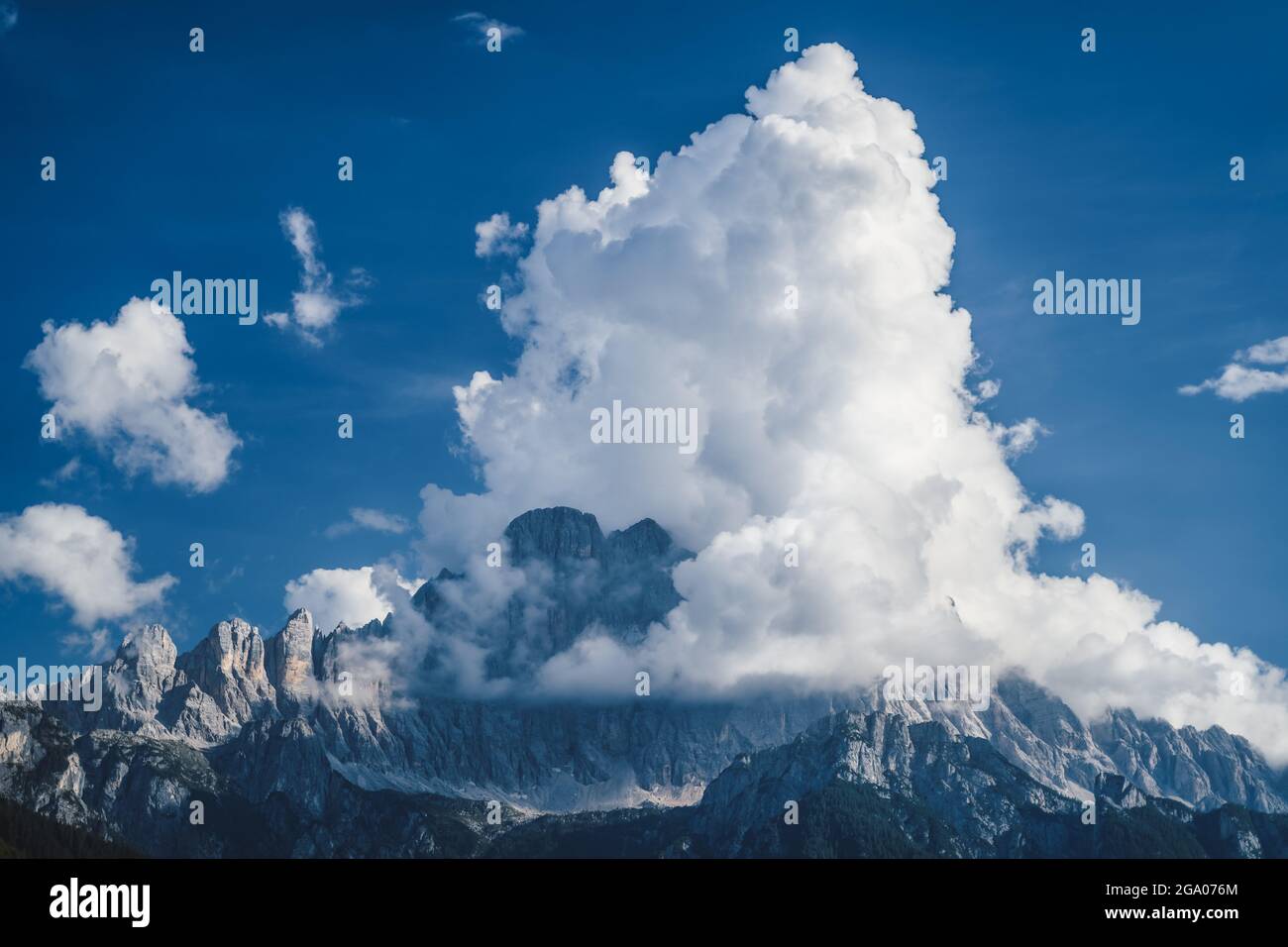 Primo piano di pale di San Martino nelle nuvole, Dolomiti italiane, Italia Foto Stock