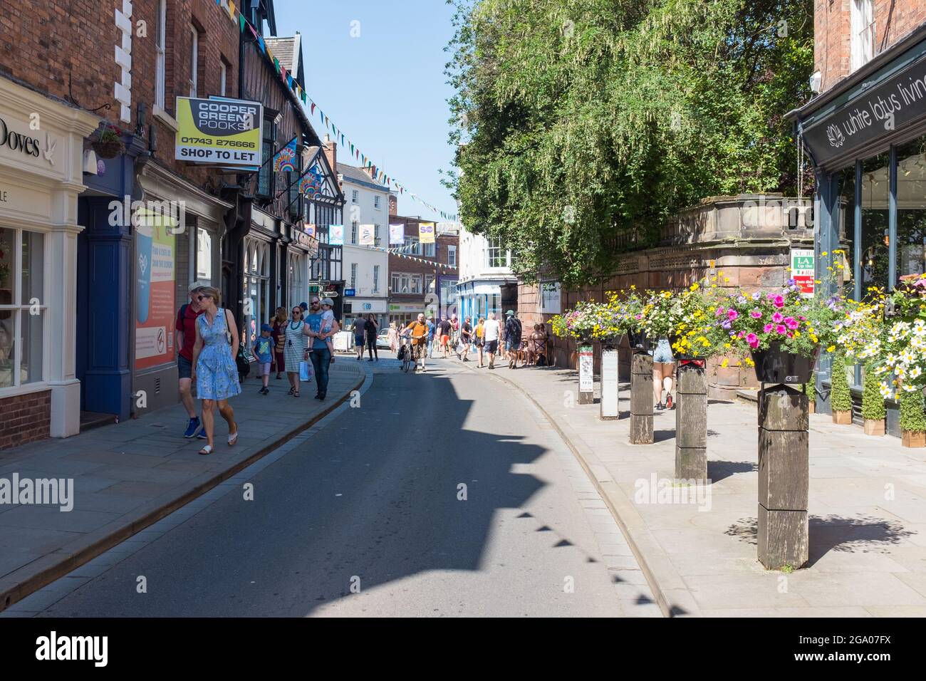 Negozi e negozi di High Street, Shrewsbury, Shropshire Foto Stock