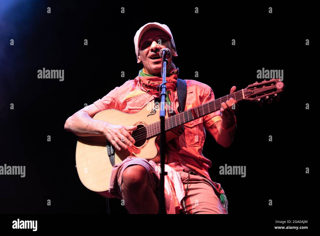 COLLEGNO, FLOWERS FESTIVAL, 27 LUGLIO 2021: Il cantante francese di discendenza spagnola Manu Chao ha suonato sul palco per il suo tour italiano "El Chapulín solo – Manu Chao Acústico". Foto Stock