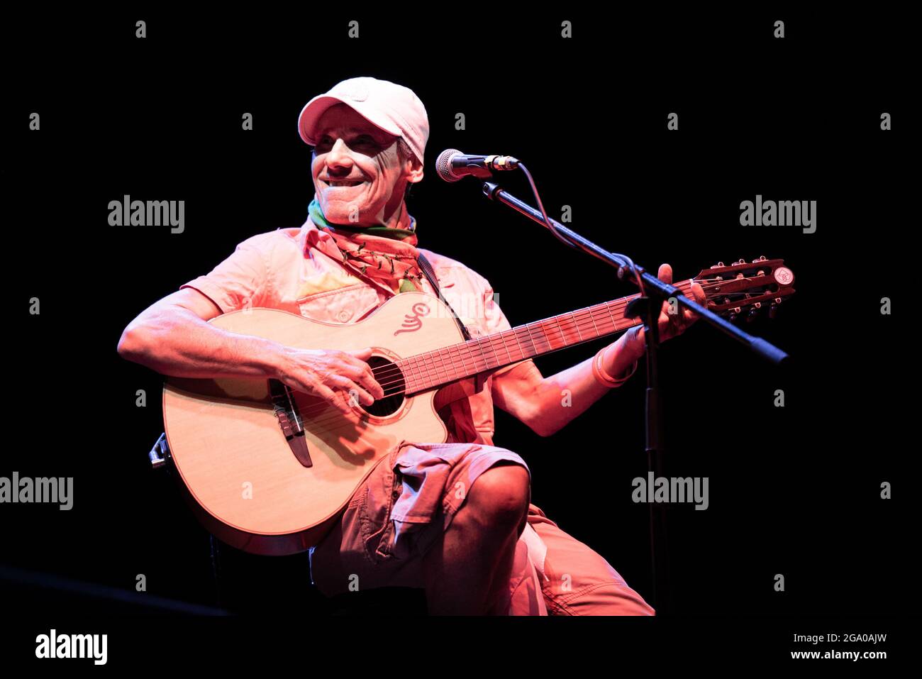 COLLEGNO, FLOWERS FESTIVAL, 27 LUGLIO 2021: Il cantante francese di discendenza spagnola Manu Chao ha suonato sul palco per il suo tour italiano "El Chapulín solo – Manu Chao Acústico". Foto Stock