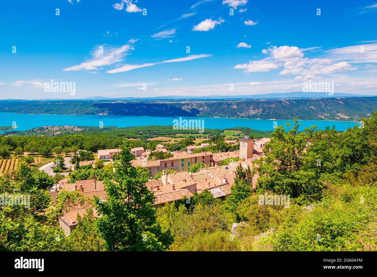 Villaggio di Aiguines e il lago di Sainte-Croix nel sud-est della Francia Foto Stock