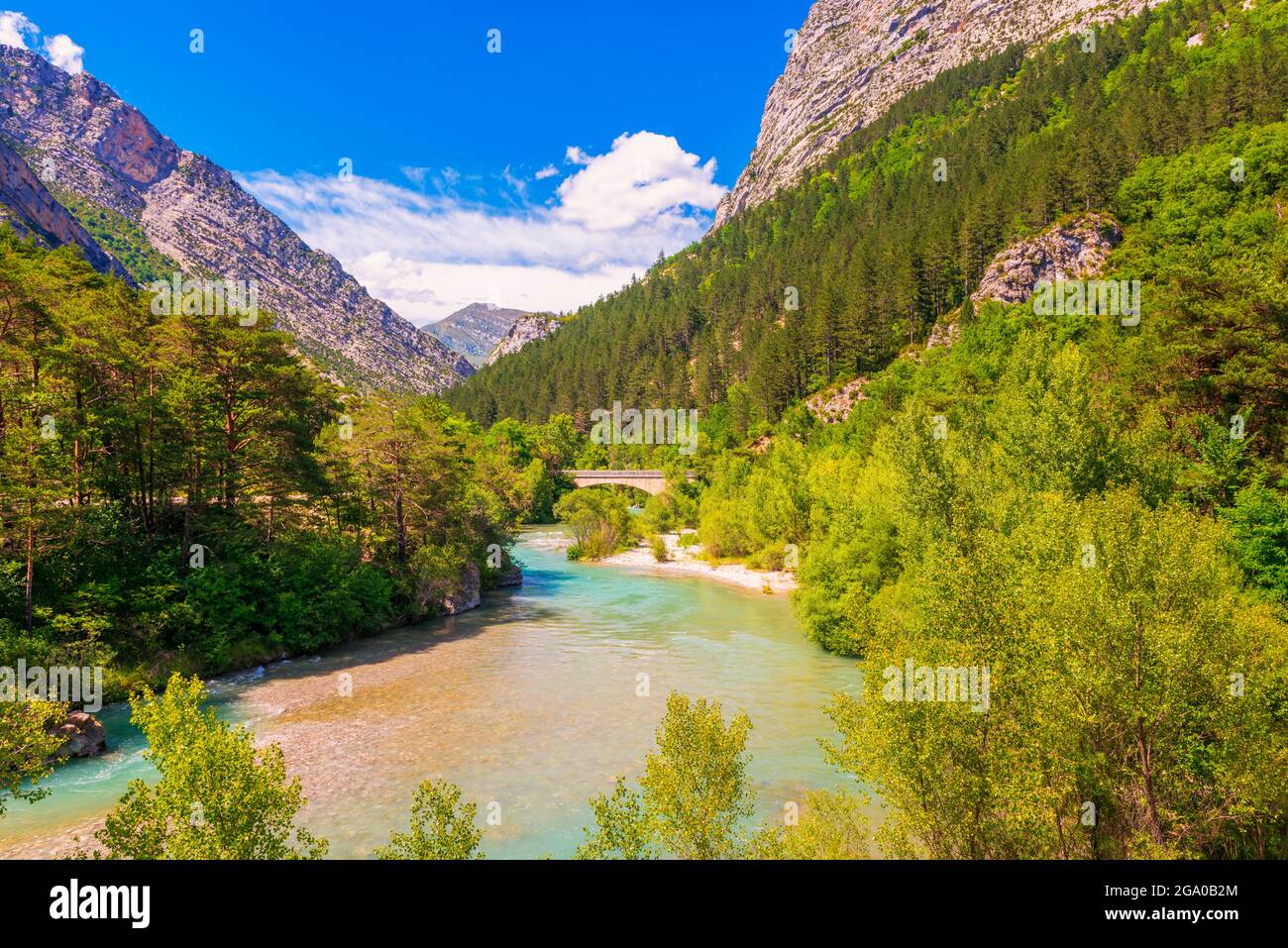 Ponte che attraversa il fiume Verdon nella gola del Verdon, un canyon fluviale situato nella regione della Provenza, nella Francia sud-orientale Foto Stock