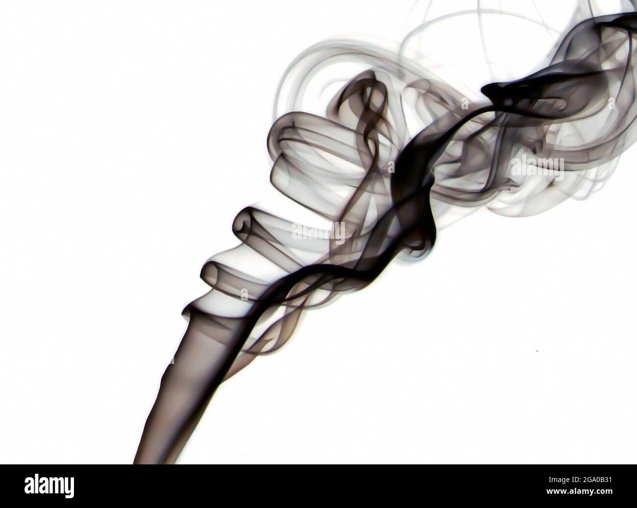 Macro closeup di fumo nero trasparente silky galleggianti con eleganti rotazioni morbide nell'aria isolata su sfondo bianco - concetto di inquinamento tossico Foto Stock