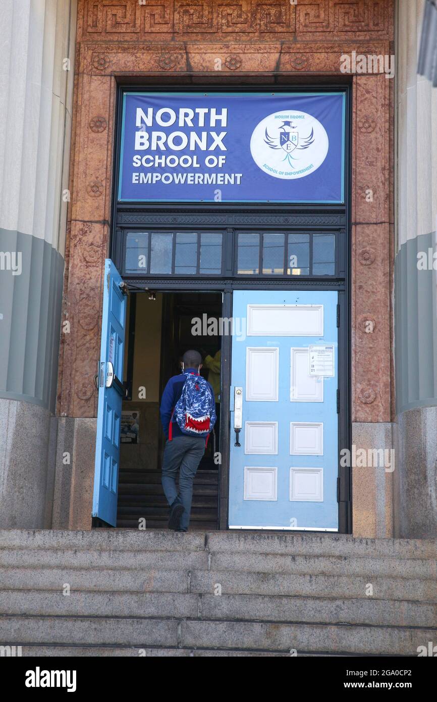 25 febbraio 2021 : il Sindaco Bill de Blasio è andato ai leader della Tomorrow Middle School a 3710 Barnes Ave. Nel Bronx il suo giorno di riapertura. Lui Foto Stock