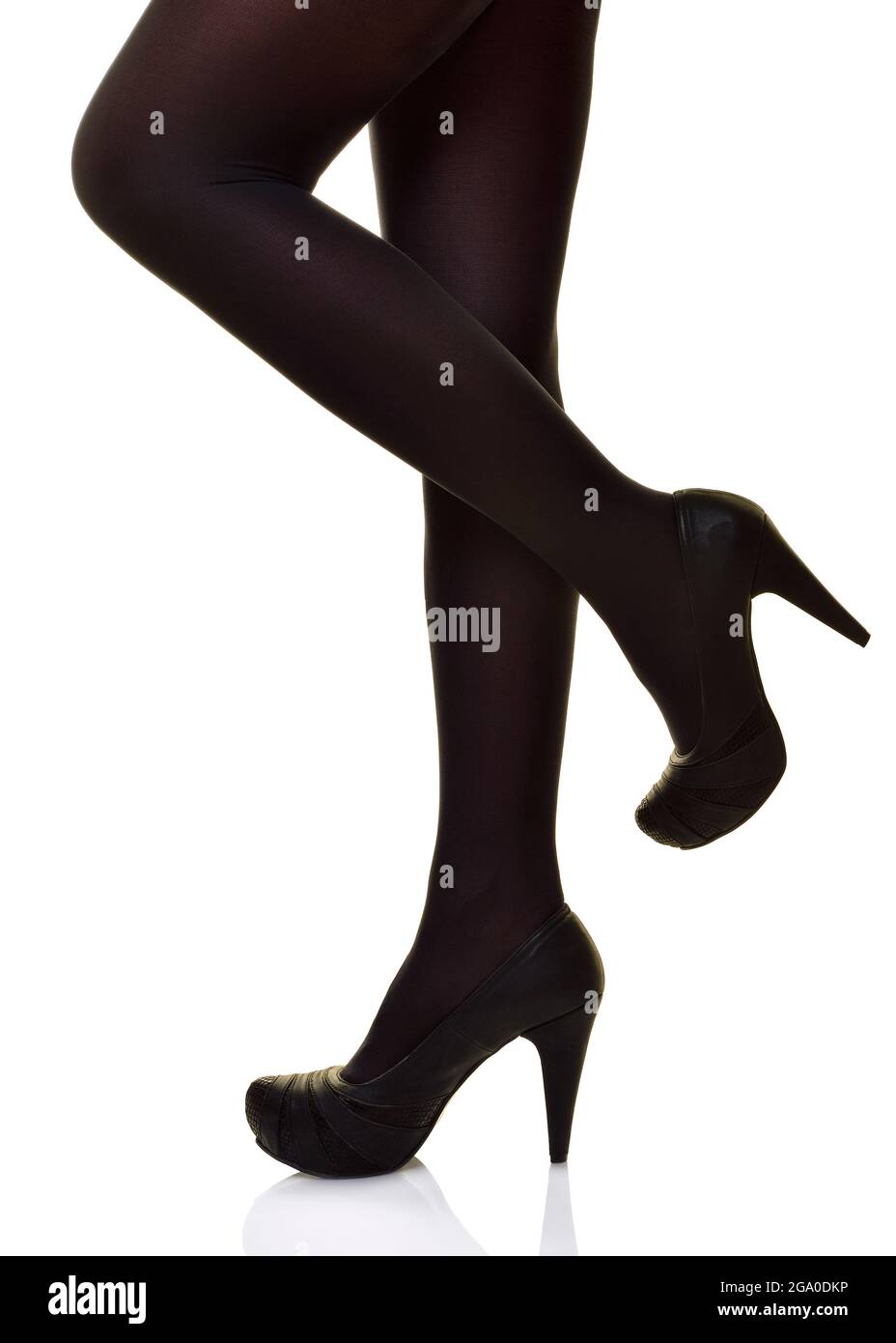 Gambe femminili in calze nere e tacchi Foto Stock