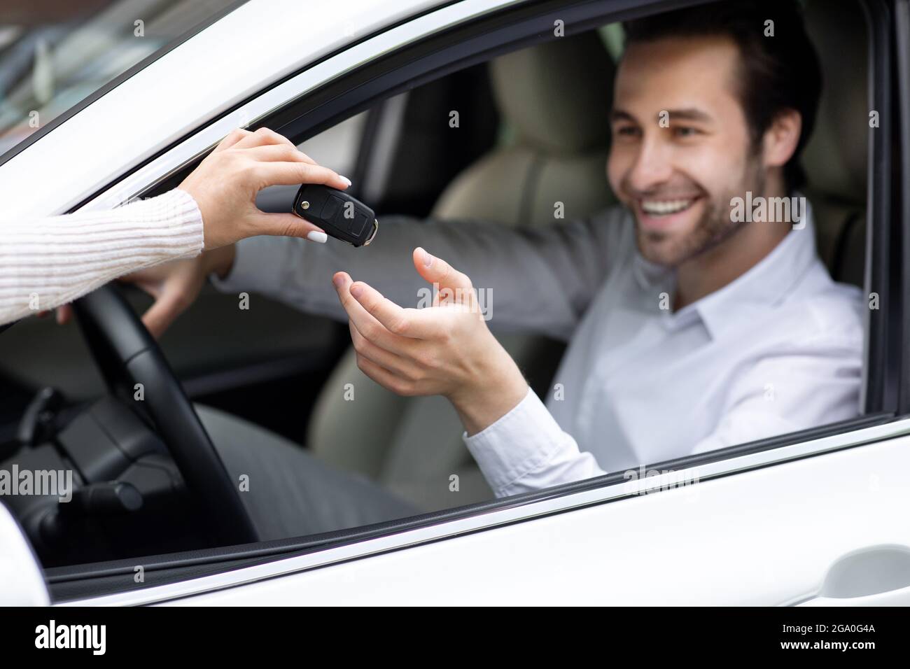 Scelta di una nuova auto presso il concessionario. Uomini d'affari hanno accettato di acquistare, vendere nuovi trasporti in mostra Foto Stock
