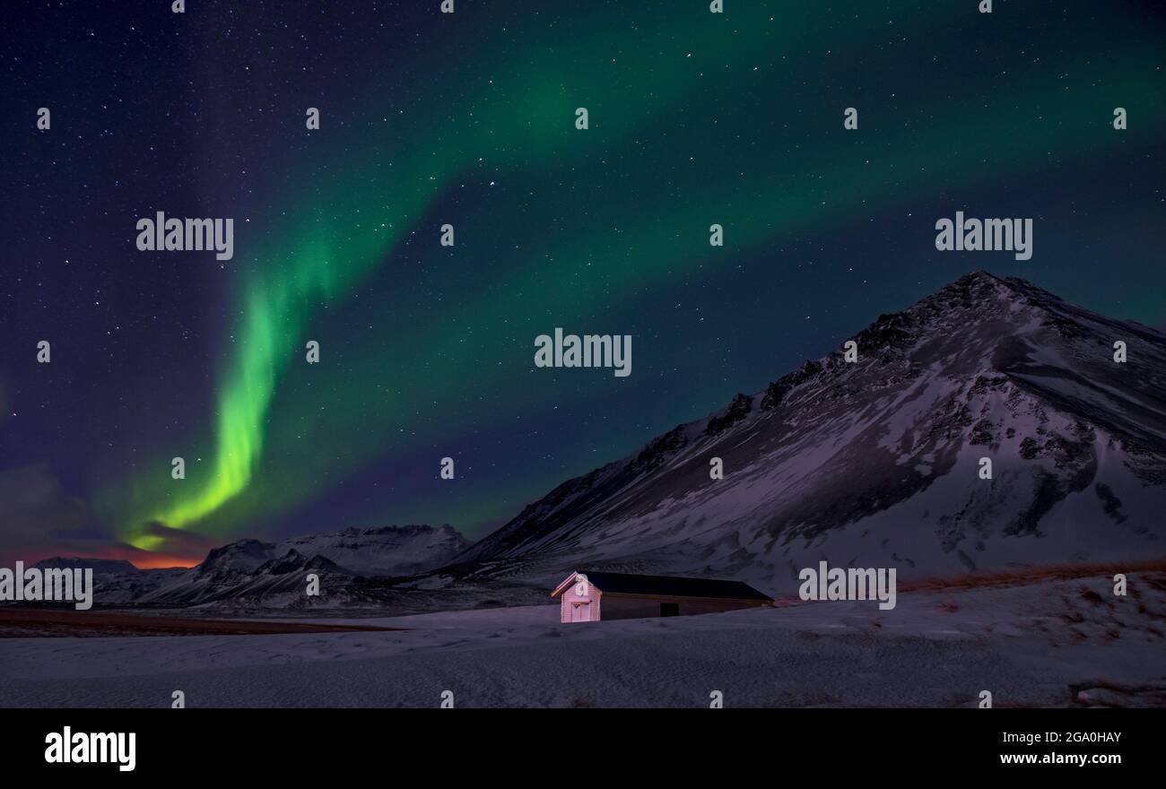 L'aurora boreale illumina il cielo invernale islandese Foto Stock