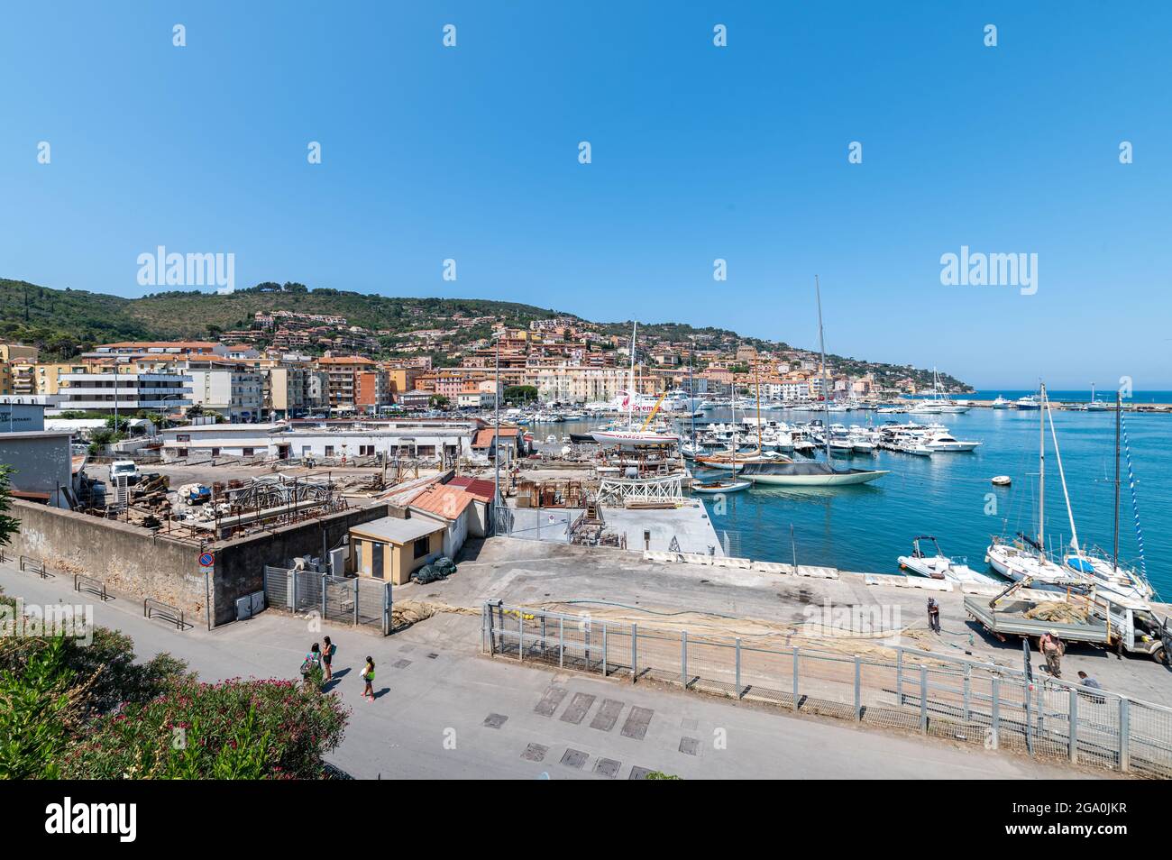 porto santo stefano, italia luglio 24 2021:Porto Santo Stefano paesaggio visto dal porto Foto Stock