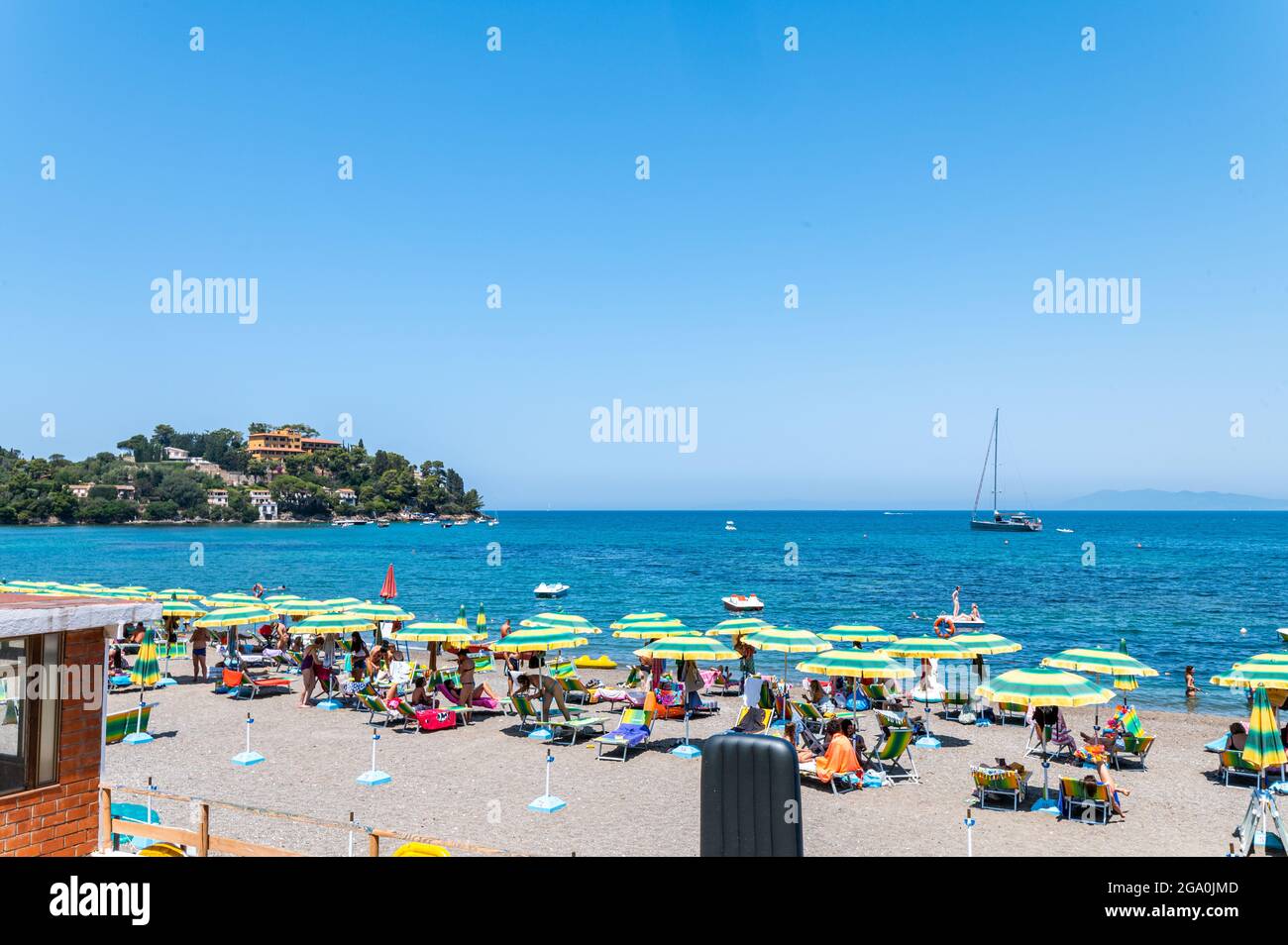 porto santo stefano, italia luglio 24 2021:paesaggio balneare a Porto Santo Stefano Foto Stock