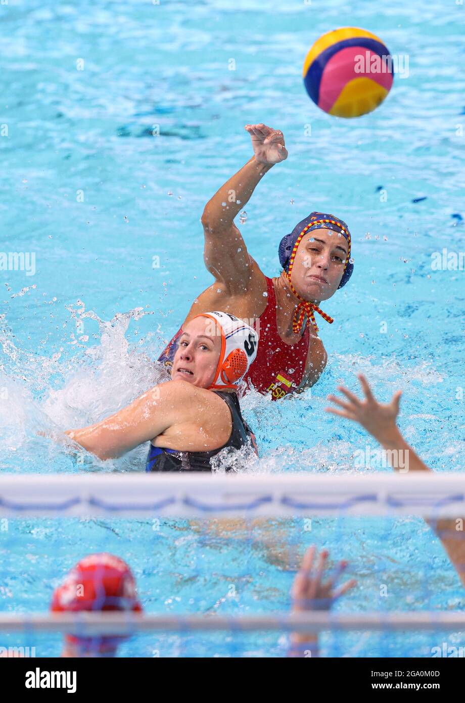 Tokyo, Giappone. 28 luglio 2021. Anna Espar Llaquet (posteriore) di Spagna vies con Iris Lupi dei Paesi Bassi durante la partita preliminare femminile di polo d'acqua ai Giochi Olimpici di Tokyo 2020 a Tokyo, Giappone, il 28 luglio 2021. Credit: Wang Jingqiang/Xinhua/Alamy Live News Foto Stock