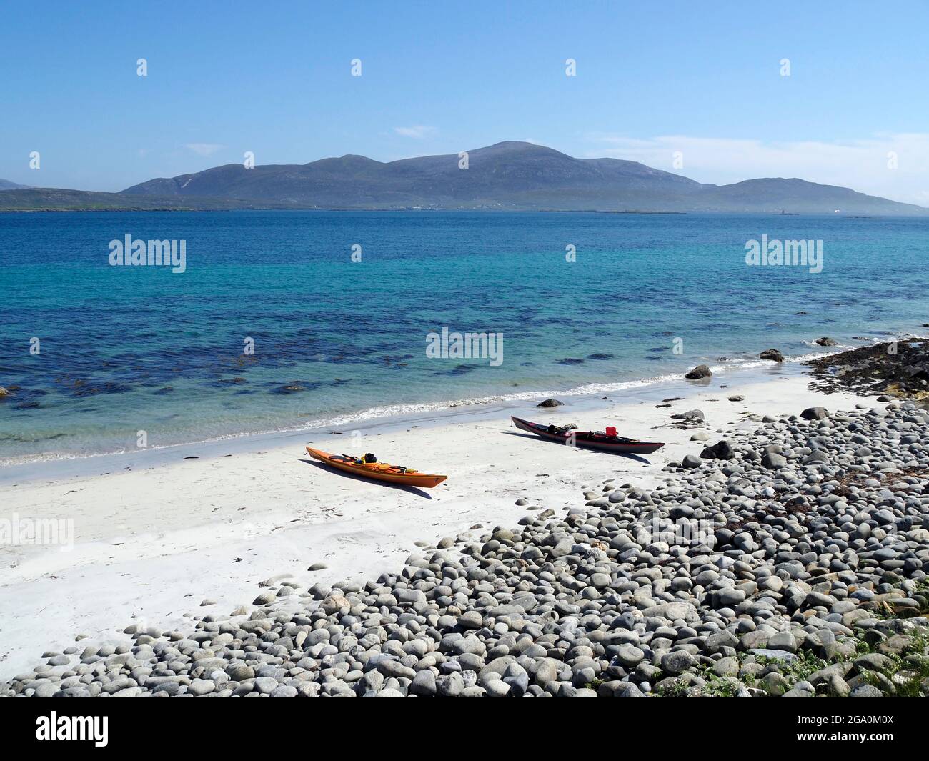 Kayak di mare sulla spiaggia sabbiosa, Ensay, Sound of Harris, Ebridi esterne, Scozia Foto Stock