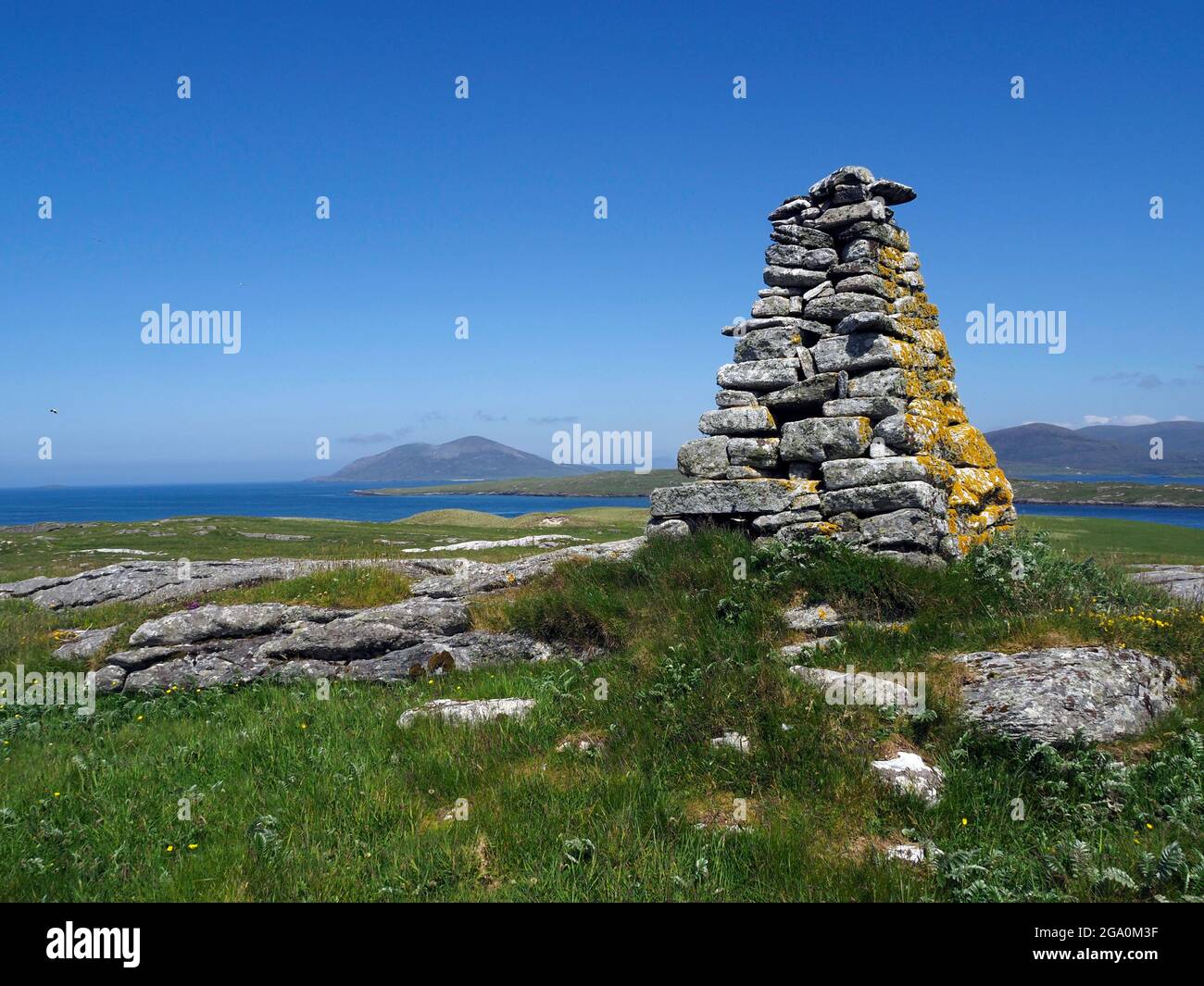 Cairn sulla cima dell'isola di Killigray, Sound of Harris, Ebridi esterne, Scozia Foto Stock
