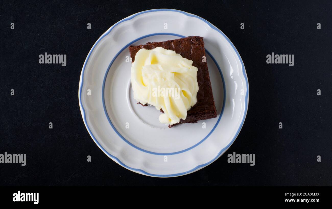 Una vista ad alta angolazione di una brownie al cioccolato con una bite tolto da essa Foto Stock