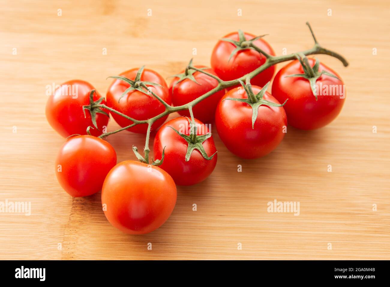 Naturali di pomodori su sfondo di legno. Messa a fuoco selettiva. Foto Stock