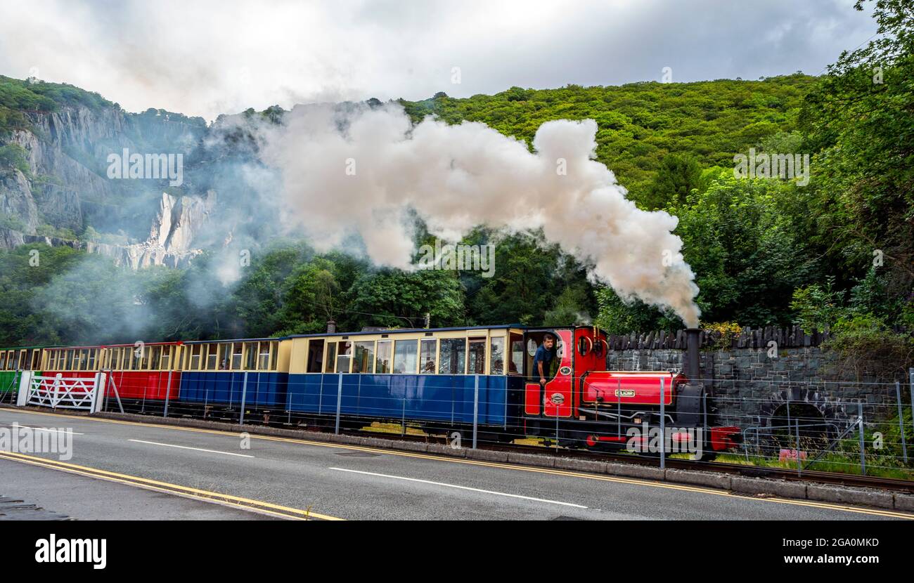 Un treno a vapore passa attraverso il paesaggio dell'ardesia del Galles nord-occidentale dopo l'annuncio che è stato riconosciuto come Patrimonio dell'Umanità dall'UNESCO. Data immagine: Mercoledì 28 luglio 2021. Foto Stock