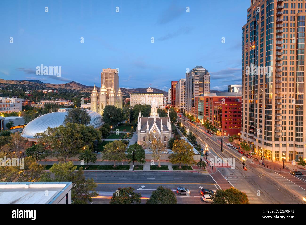 Salt Lake City, Utah, Stati Uniti d'America downtown cityscape oltre la piazza del tempio al crepuscolo. Foto Stock