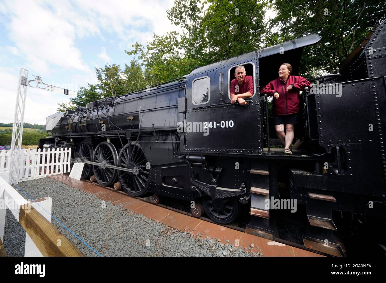Simon e Diana Parums con il loro treno a vapore di dimensioni complete con carrozze, piste e piattaforma, mentre convertirono e restaurarono la stazione del lago Bassenthwaite a Keswick, offrendo un'esperienza culinaria su una carrozza ristorante di Hollywood come il suo pezzo forte, quando la aprono al pubblico come attrazione. Data immagine: Mercoledì 28 luglio 2021. Foto Stock