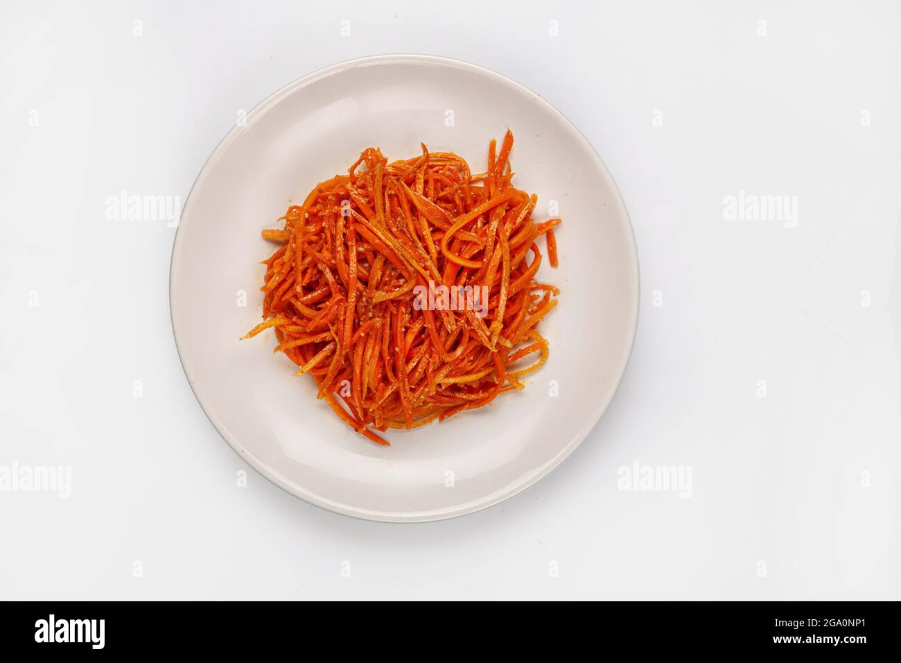 Carote marinate su un piatto su uno sfondo isolato studio Foto Stock