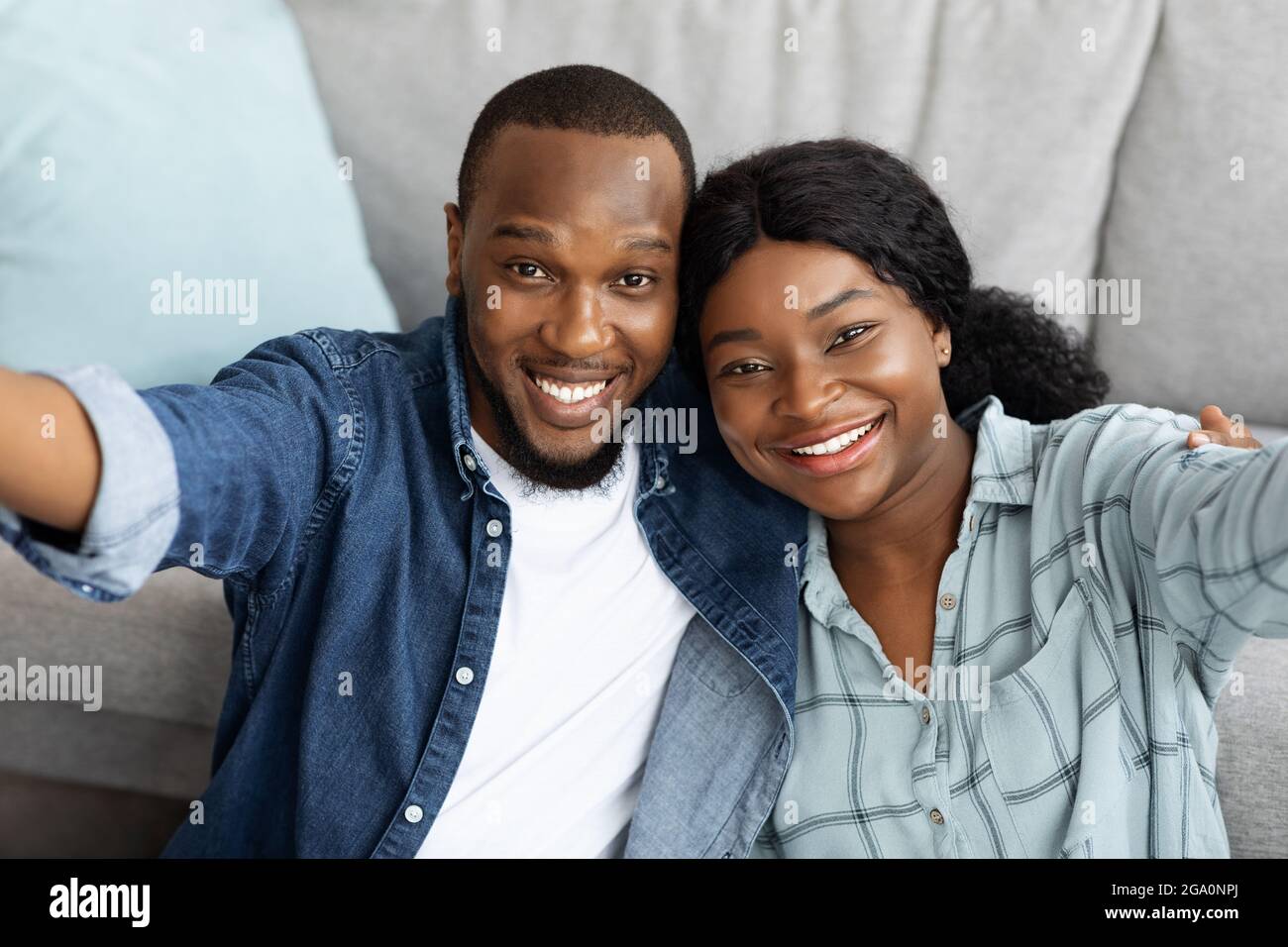 Ritratto di felice giovane coppia afroamericana che prende Selfie insieme a casa Foto Stock