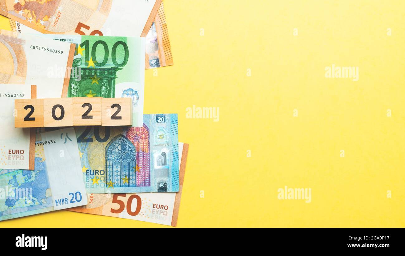 Concetto di moneta europea in euro e valuta nel 2022 con spazio di copia. Foto Stock